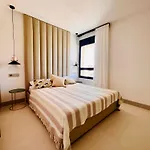 Luxury Beachfront 公寓 丰希罗拉