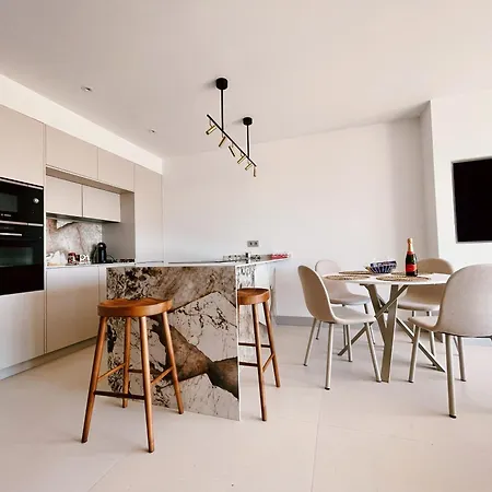 Luxury Beachfront Apartment *