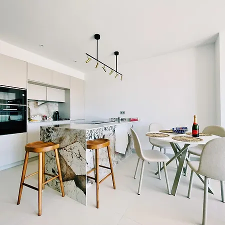 Luxury Beachfront Apartment *